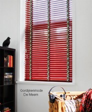 5-jaloezieen-hout-rood-raamdecoratie-Gordijnenmode-Leidsche-Rijn-De-Meern.jpg