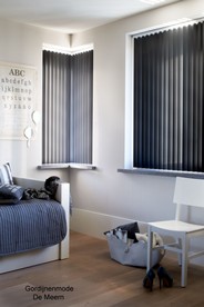4-lamellen-zwart-schuin-raamdecoratie-Gordijnenmode-Leidsche-Rijn-De-Meern.jpg